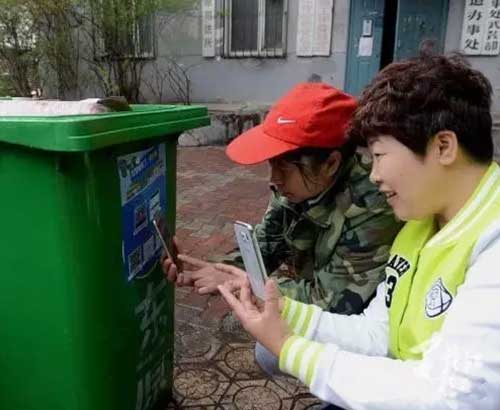 書(shū)報(bào)亭、早餐車(chē)，甚至垃圾桶都有二維碼“身份證”了。