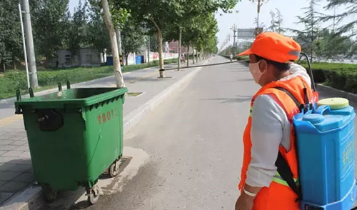 致敬環(huán)衛(wèi)工人，細(xì)心消除垃圾桶邊的蚊蠅